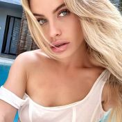 Elya Dubai escort