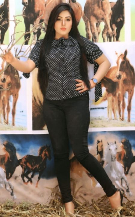 Komal Sindh escort