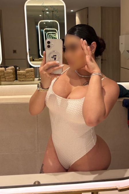 Violet Paris escort
